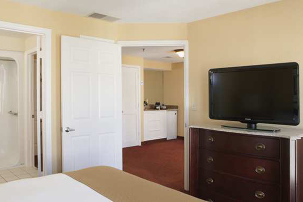 DoubleTree-by-Hilton-Charleston-suite-bedroom