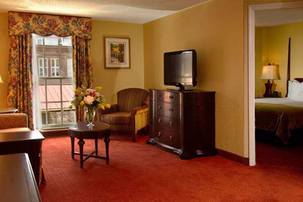 DoubleTree-by-Hilton-Charleston-suite-living-room